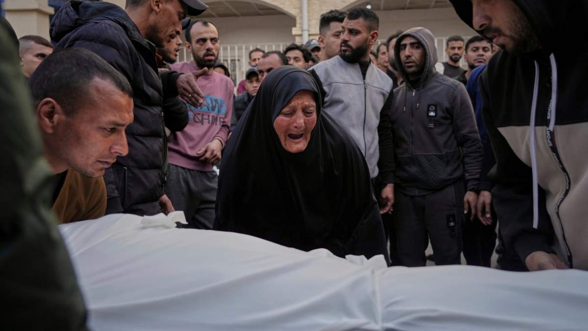 Una mujer reacciona sobre el cuerpo de una persona muerta en el bombardeo israelí de la noche sobre la Franja de Gaza en el Hospital Al-Ahli en Ciudad de Gaza, el martes 18 de marzo de 2025