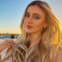 Morena Beltrán es pura elegancia con su microbikini que marca tendencia