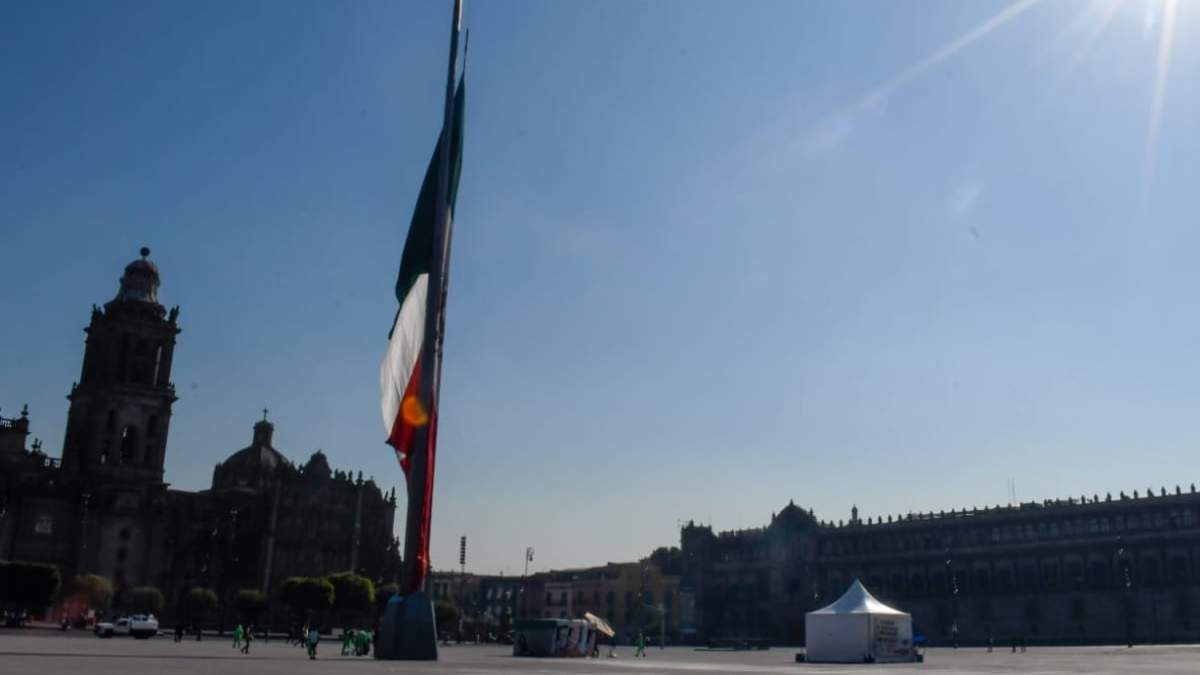 El gobierno de la Ciudad de México izó la bandera a media asta en señal de luto por las víctimas del desplome del Metro en la Línea 12