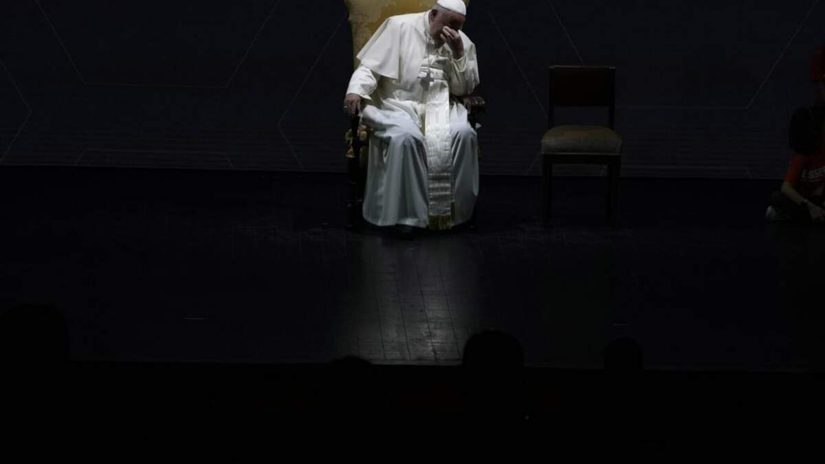 El papa Francisco gesticula durante un encuentro anual de organizaciones profamilia en el Auditorio de la Conciliación, en Roma, el 10 de mayo de 2024