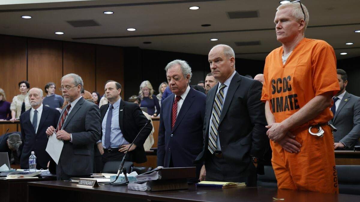 Acusado de matar a su esposa, Maggie, y a su hijo menor, Paul, en junio de 2021, junto a sus abogados en la corte el 1 de enero de 2024 en el condado Richland, Carolina del Sur