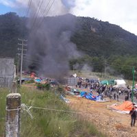 Grupo de choque indígena desaloja bloqueo de la CNTE en Chiapas