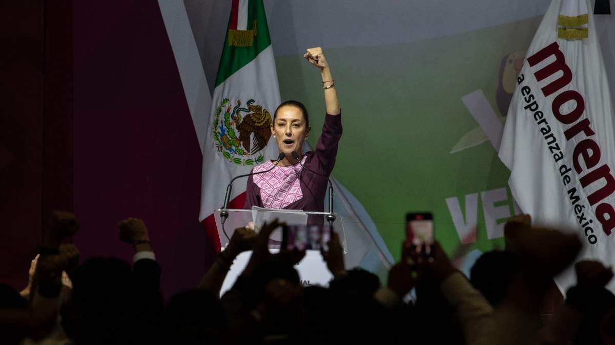 Claudia Sheinbaum después de recibir la constancia