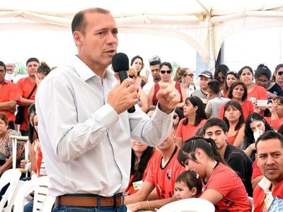 Gutiérrez realizó la entrega de viviendas en el barrio Cuenca XV de la capital
