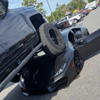 Mujer aplasta un Lamborghini con su camioneta en Florida (Video)
