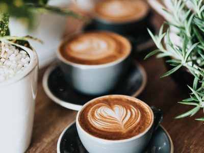 Sin gastar un peso: mirá cómo espumar la leche en casa y que quede como de cafetería