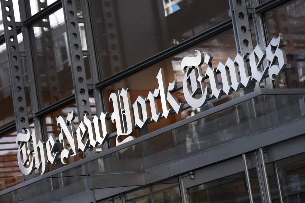 Letrero del The New York Times en la entrada de su edificio