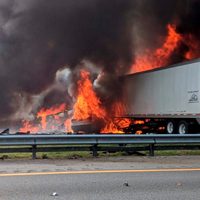 Video: un camión explotó en la Panamericana, tras colisionar con dos vehículos