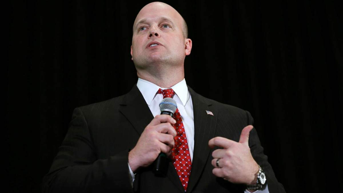 El exsecretario de justicia interino de EU, Matt Whitaker, saluda mientras el candidato presidencial republicano Donald Trump habla en un mitin en Des Moines, Iowa, el 15 de enero de 2024