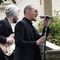 Hallan muerto al cantante de Linkin Park, Chester Bennington