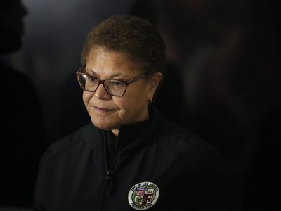 Alcaldesa de Los Angeles está a salvo después de que hombre irrumpe en su residencia oficial