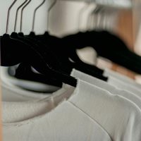 Adiós a las manchas amarillas en la ropa con este secreto