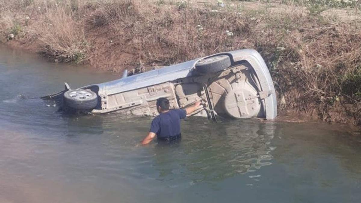 El auto cayó en un canal de riego de Cipolletti. Fuente: (Twitter)