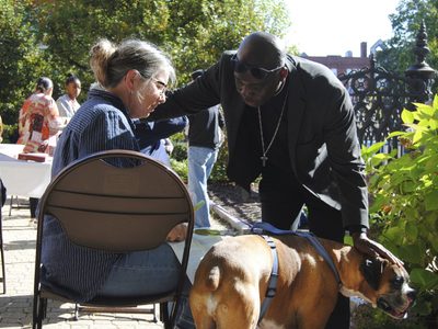Traigan a sus mascotas a la iglesia, dice sacerdote haitiano, "no me las voy a comer"
