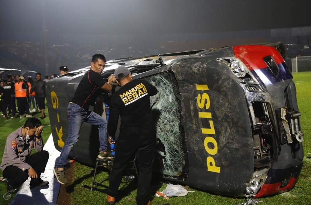 Disturbios en estadio de futbol de Indonesia