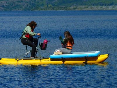 Cómo es la novedosa travesía en bicicletas acuáticas por uno de los lagos más increíbles de Chubut