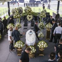 Aficionados despiden a Pelé en estadio de Santos