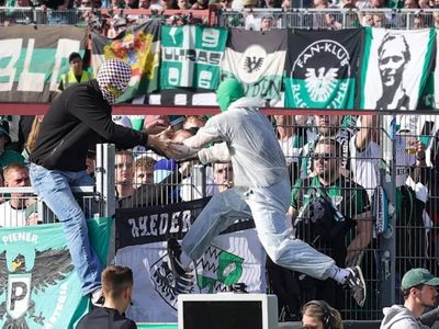 Aficionados en futbol alemán desconectan VAR para evitar que marquen penalti a su equipo (Video)