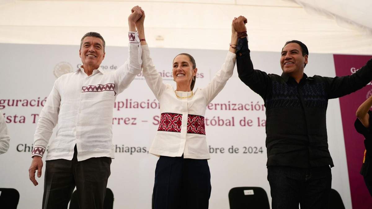 Relevo en Chiapas. Sheinbaum levanta los brazos de Escandón (izq.), quien se fue, y de Ramírez Aguilar, quien asumió la gubernatura