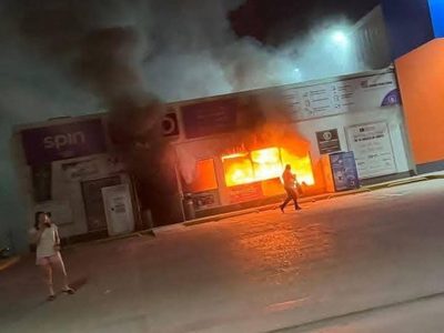 Cuatro tiendas y tres vehículos fueron quemados en la víspera del año nuevo en Tabasco
