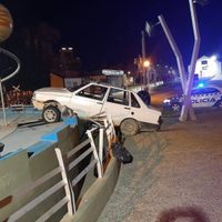 Espectacular accidente de un automotor en la fuente de Centenario