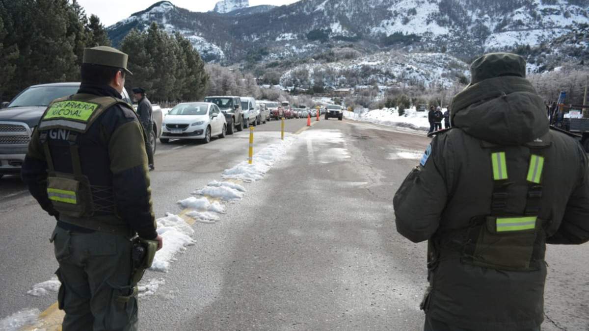 Personal de gendarmería se posiciona sobre la ruta N° 40. Fuente: (Twitter)