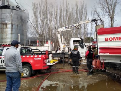Luego de 48 horas de trabajo, extinguieron el incendio de un silo entre Neuquén y Plottier