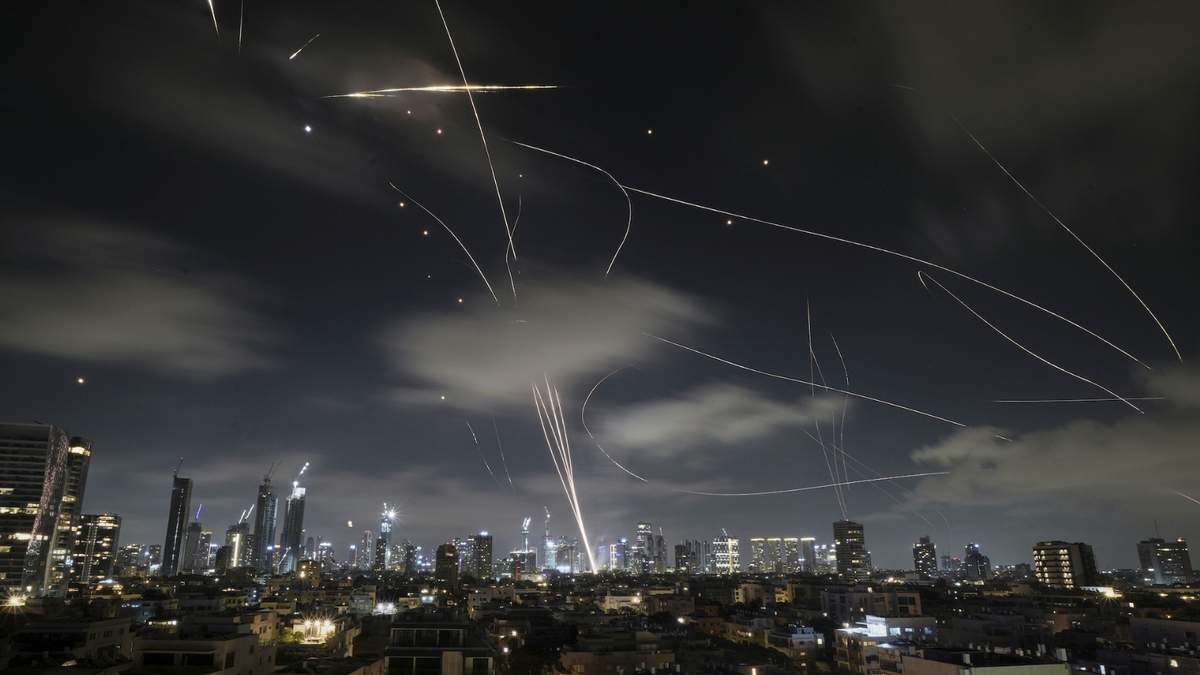 El sistema de defensa aérea israelí Cúpula de Hierro dispara para interceptar misiles durante un ataque iraní sobre Tel Aviv