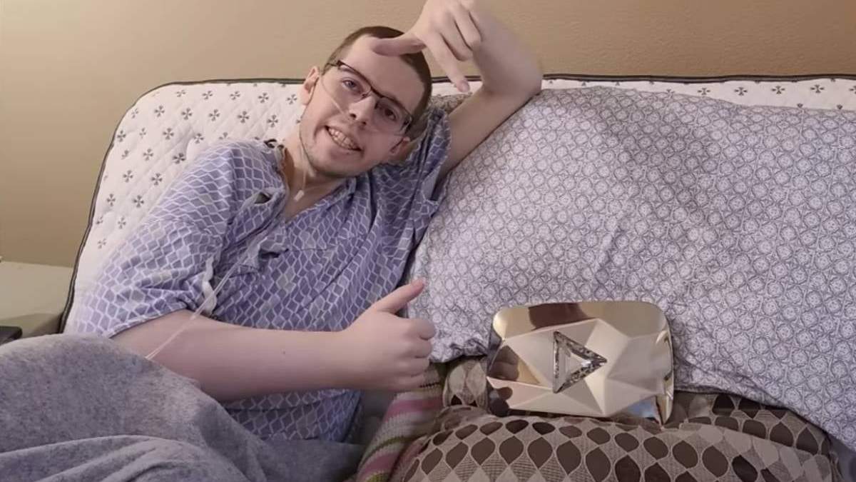 En una de las imágenes compartidas en el video Alex muestra su trofeo de Youtube
