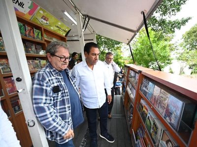 Feministas protestan durante visita de Paco Ignacio Taibo II a Chiapas