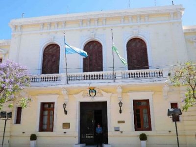 Allanaron la Casa de Gobierno de Viedma por una causa de asuntos indígenas