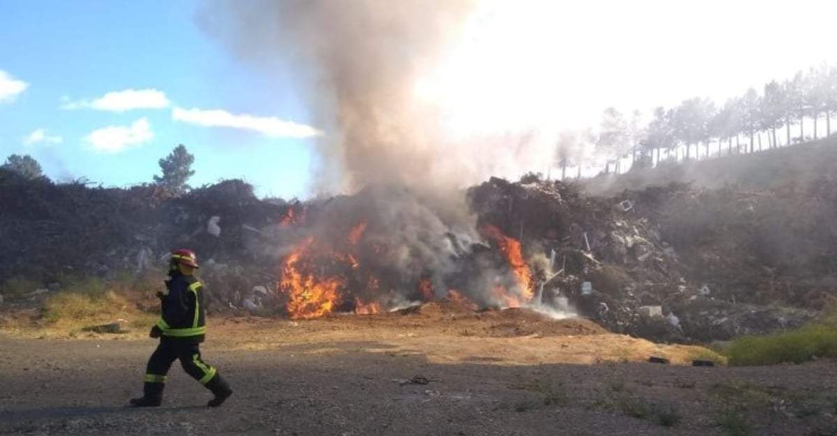 Incendio de una cantera en San Martín de Los Andes. Fuente: (Twitter)