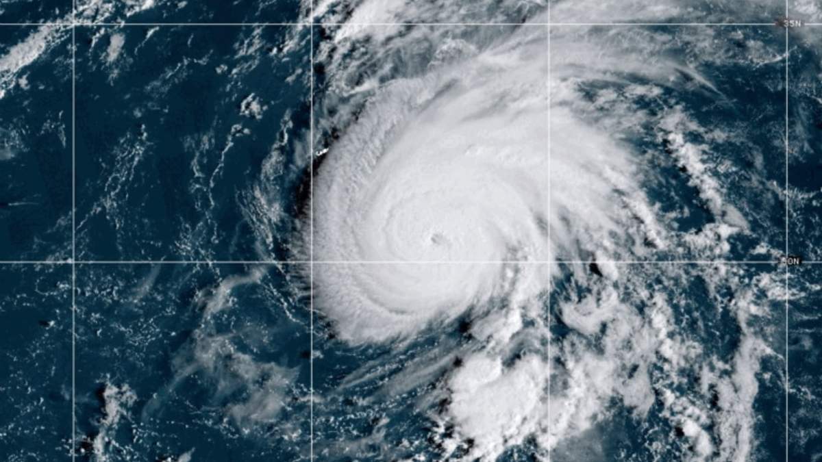 En esta imagen satelital proporcionada por la Oficina Nacional de Administración Oceánica y Atmosférica de Estados Unidos (NOAA, por sus siglas en inglés) muestra al huracán Gabrielle