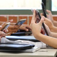 La Ciudad de Buenos Aires restringió el uso del celular en las escuelas