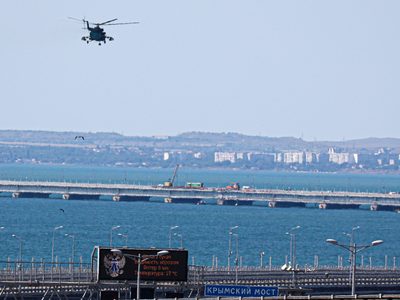 Ataque daña puente que une Rusia con Crimea; Putin promete represalias