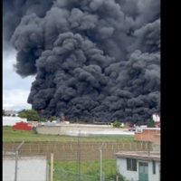 Incendio en maderería provoca el cierre de la carretera Puebla-Atlixco; evacúan a estudiantes