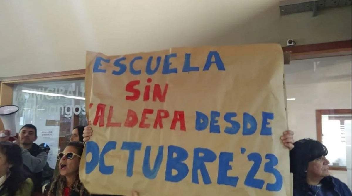 Docentes reclaman en la municipalidad de Villa la Angostura. Fuente: (Diario Andino)