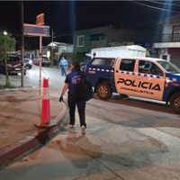 Dos mujeres ingresaron a un comercio de Centenario y apuñalaron a una empleada