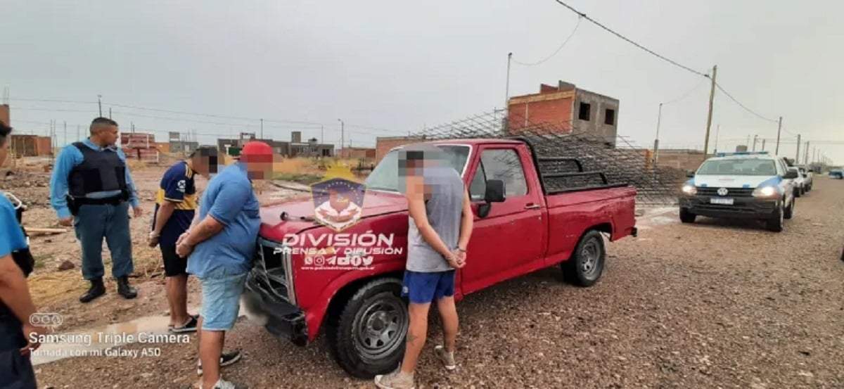 Tres demorados cuando huían con material robado. Fuente: (Policía Neuquén).