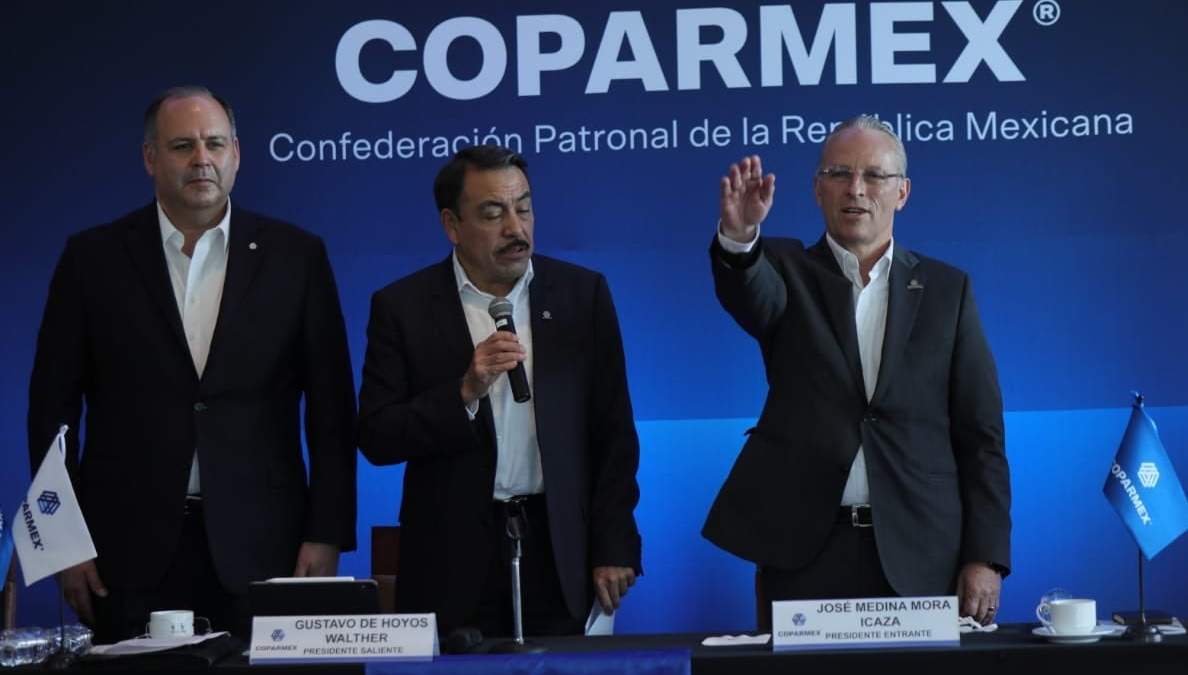 José Medina Mora (con la mano alzada) es el sucesor de Gustavo de Hoyos (a la extrema izq.)
