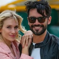 Brenda Gandini y Gonzalo Heredia tienen en su living las plantas en tendencia que casi no necesitan cuidados