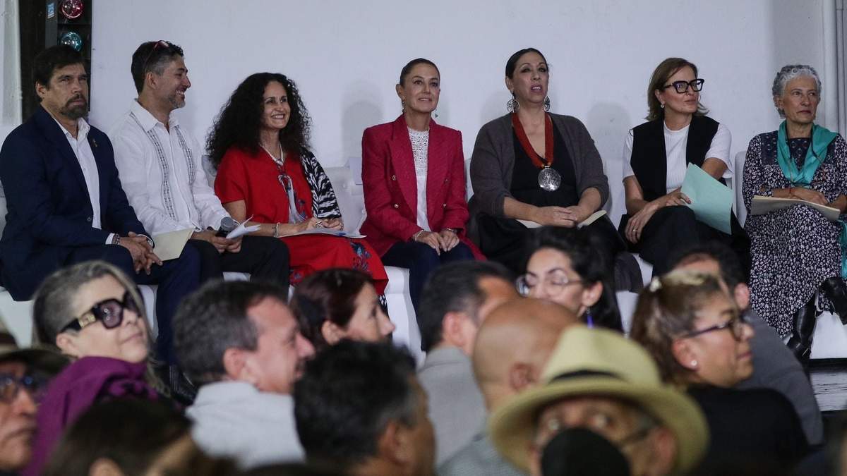 Sheinbaum con integrantes de la comunidad cultural