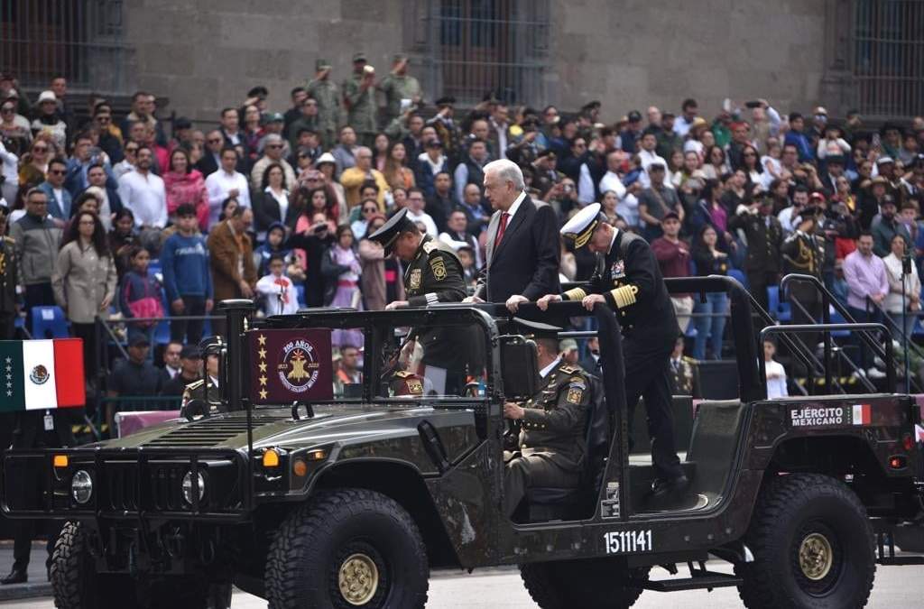 El presidente López Obrador y los titulares de la Sedena y Marina en el desfile militar