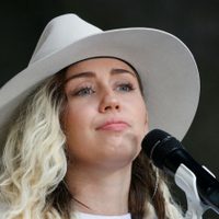 Miley Cyrus y otro paso en falso: qué paso con Cody Simpson y por qué recordó a Liam Hemsworth