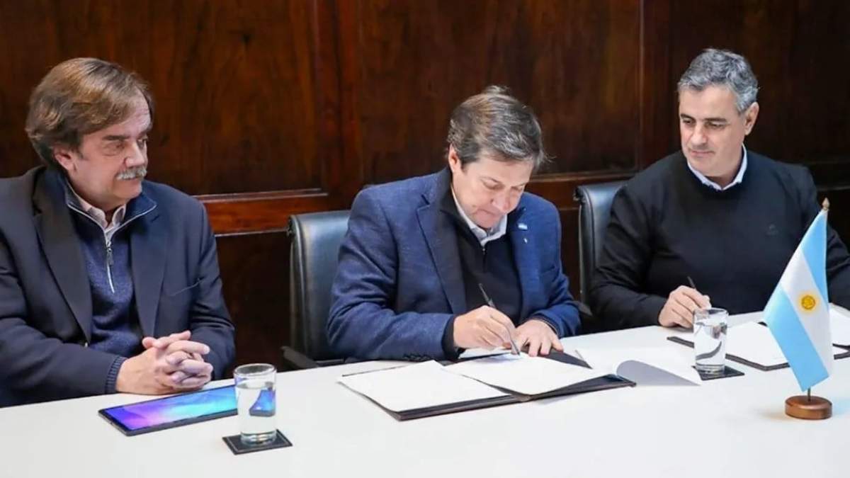 Funcionarios del gobierno de Neuquén firmaron el convenio con el gobierno Nacional. Fuente: (Gobierno de Neuquén)