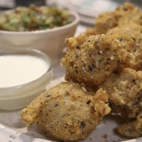 Si tenés una lata de arvejas, hacete estos buñuelos rellenos de muzzarella que son un 10 para la picadita del finde