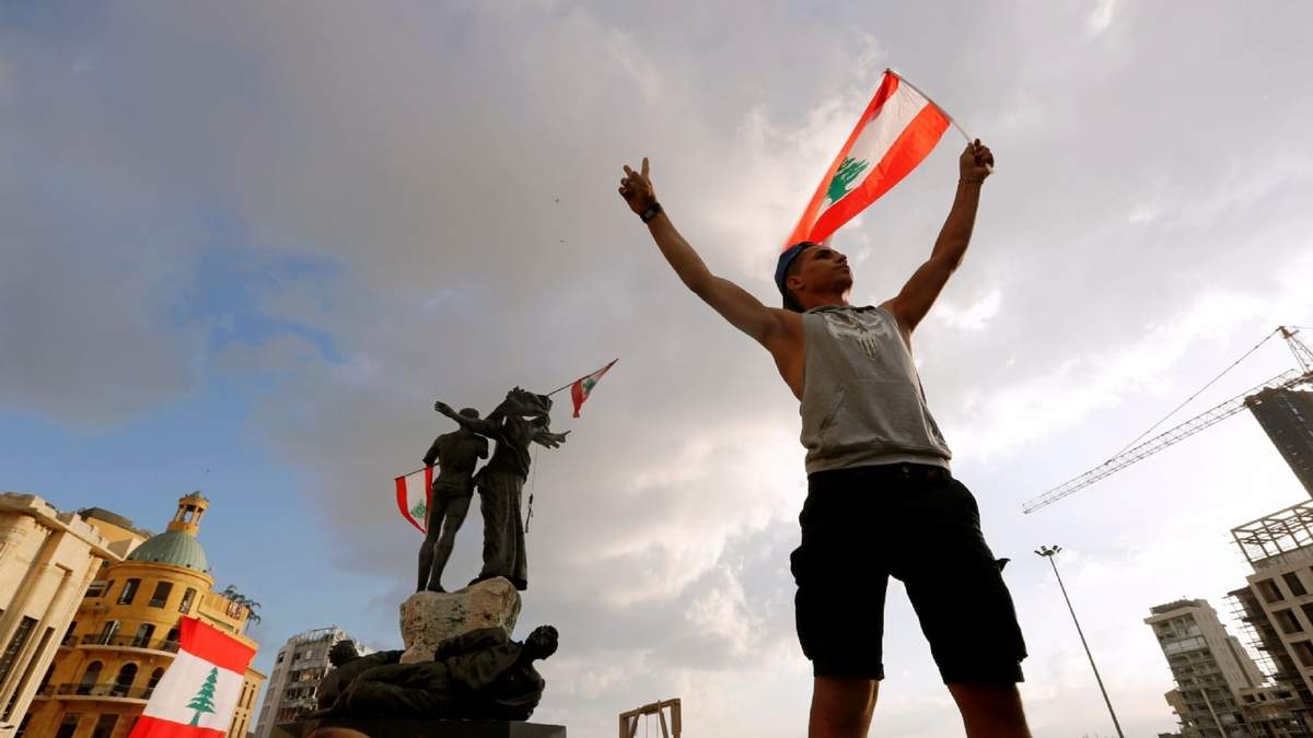 Las protestas en las calles de Beirut continuaban anoche con decenas de heridos. Fuente: (Twitter)