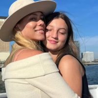 Nicole Neumann y su hija Allegra hicieron match con vestidos boho chic y calzado de impacto