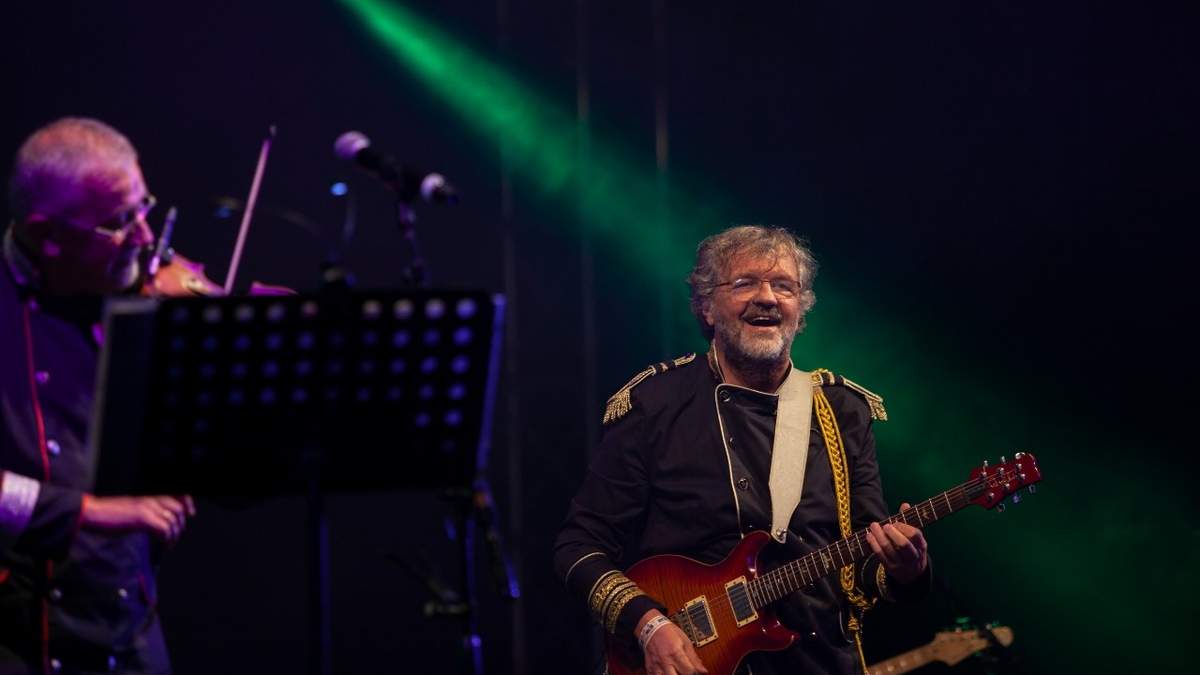 Emir Kusturica en concierto