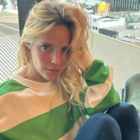 Estilismo comfy-chic: Luisana Lopilato revive el must de otoño que tenés en el placard